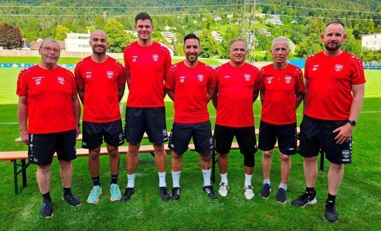 Meisterschaftsauftakt im Stadion Hoferfeld: SV typico Lochau gegen Ludesch: Das Trainer- und Betreuerteam des SV typico Lochau im Spieljahr 2025/26: Georg Herrmann (PH), Martin Ströbele (AT), Andreas Simma (CO), Metin Batir (TR), Hanno Trotter (TWT), Roland Schlattinger (BT) und Michael Maas (PH).