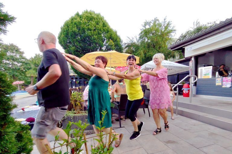 Rauschende Vollmondnacht in der Felse : Leicht bekleidet zogen die Gäste im Takt der Musik durchs nächtliche Freibad.