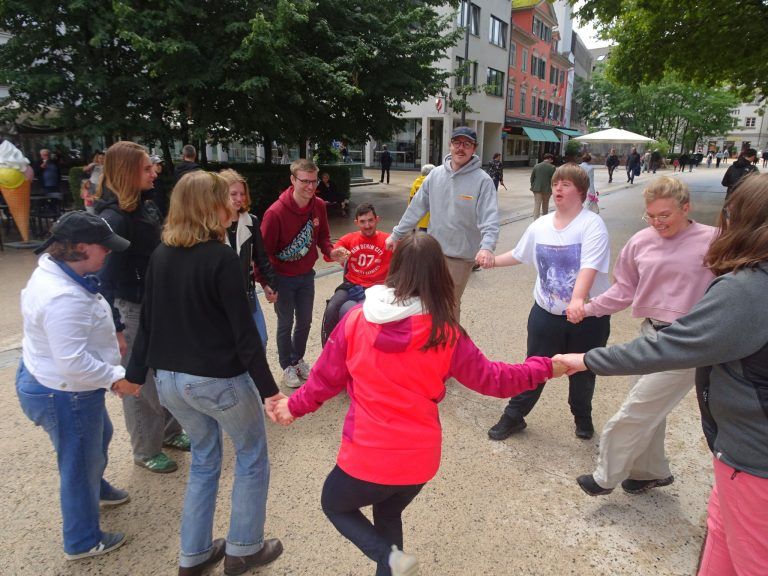 Eine Woche fürs Herz : Auf dem Kornmarktplatz wurde gemeinsam getanzt.