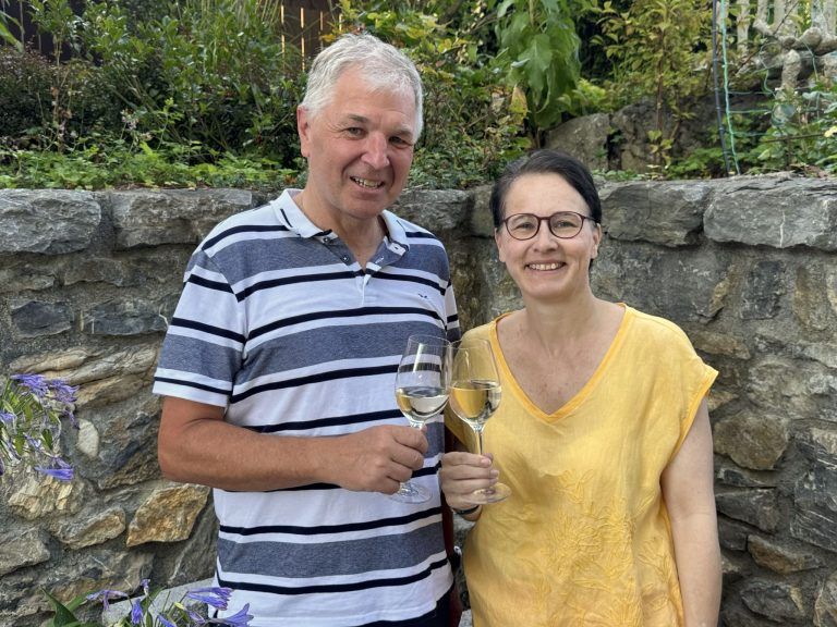 Wein, Cider und Heurigenschmankerl: Die Nachbarn Thomas und Petra Maier genossen den Heurigen.