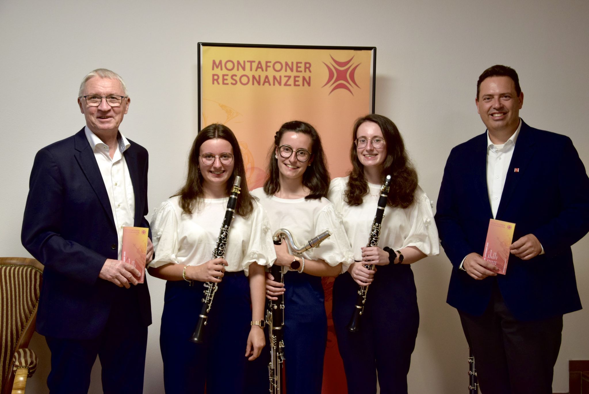 Markus Felbermayer (Montafoner Resonanzen, links im Bild) und Manuel Bitschnau mit den musizierenden Geschwistern Pöll nach dem Konzert im Montafoner Heimatmuseum in Schruns.