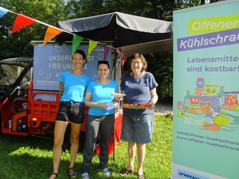Manuela Bischof und Anne Karakas vom Mobilen Familienzentrum begrüßten Ingrid Benedikt auf dem Spielplatz in den Achauen. 