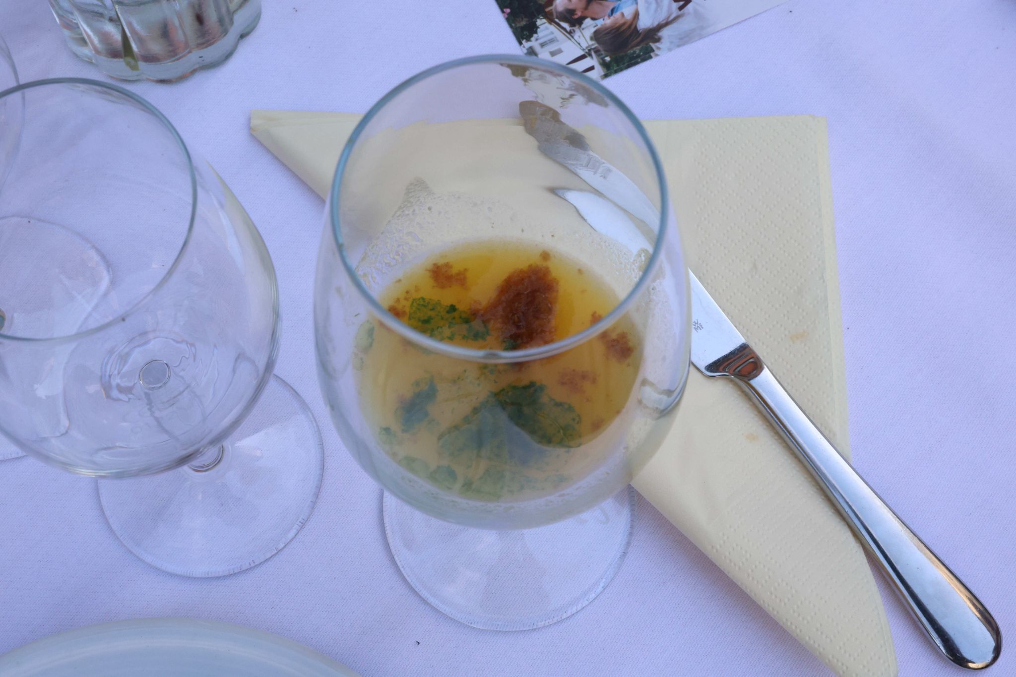 Kürbiscremesuppe im Glas.
