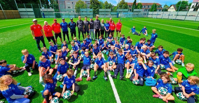 Lochauer Fußballcamp begeisterte viele junge Talente: Ein besonderes Highlight für die Nachwuchstalente war die Pressekonferenz samt Autogrammstunde mit den Bundesliga-Profis Lukas Gugganig, Erkin Yalcin, Leonardo Lukacevic und Paul Piffer vom SCR Altach.