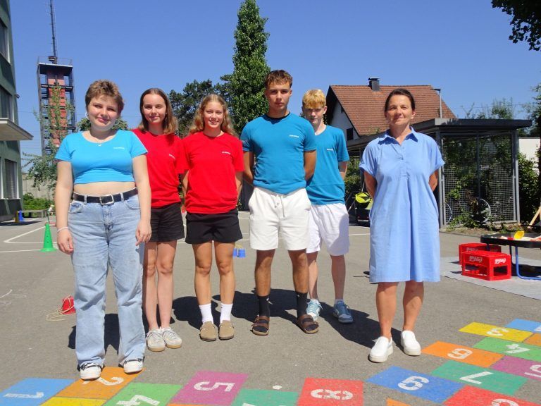 Simone Gsellmann (g. re.) und ihr Team machten mit dem Spielebus vergangene Woche Halt in der VS Fischbach und sorgten für schöne Ferientage für Groß und Klein. 