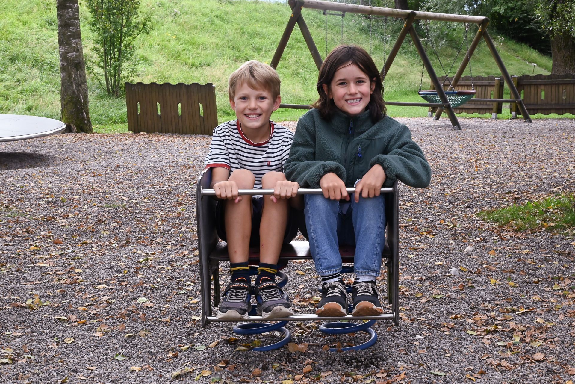 Die Doppelwippe macht den beiden ebenfalls viel Spaß. 