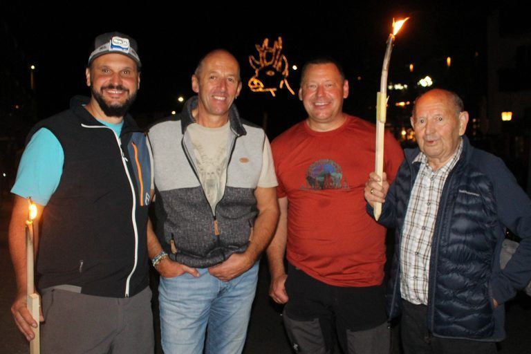 800 Fackeln für das 180-Meter-Bergfeuer: Der Dank von Bürgermeister Stefan Strolz galt besonders den Hauptakteuren des Bergfeuers: dem „Regisseur“ Norbert Ulseß (r.) und den beiden „Bühnenbildnern“ Dominik (l.) und Werner Ulseß.