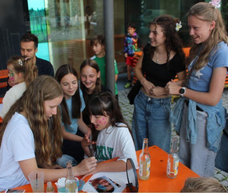 Schottisches Highlight für den Käsklatsch: Die Kids hatten nicht nur an der „Fußball-Dart-Wand“ ihren Spaß, sondern auch beim Schminken, das der Babysitterdienst Frau Holle organisierte.