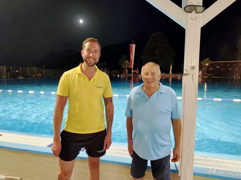 Rauschende Vollmondnacht in der Felse : Bademeister Michael Maier und Alt-Bademeister Erwin Wehinger.