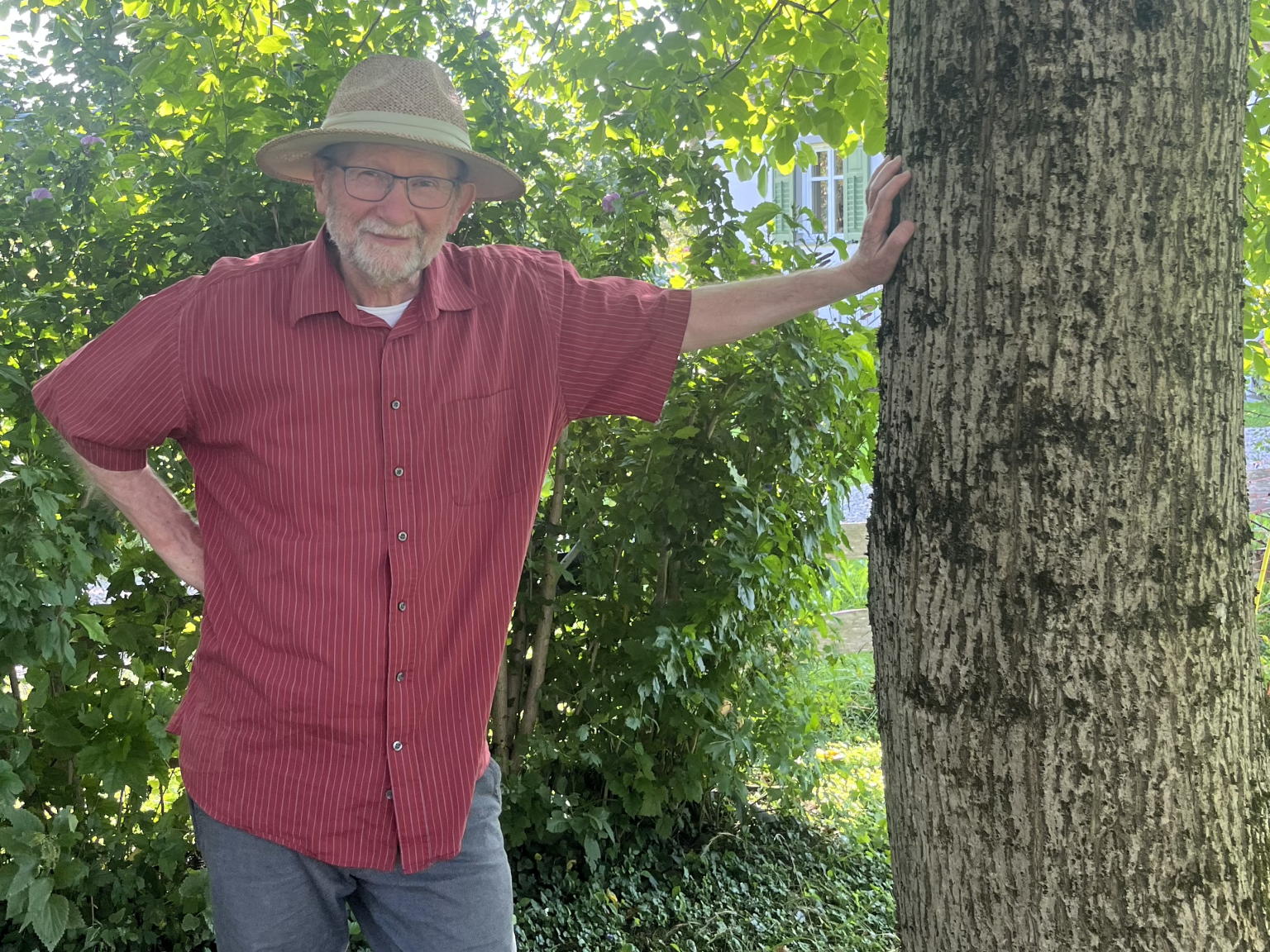 Andreas Postner mit dem Nussbaum, den er bei seinem Einzug auf das Grundstück pflanzte.