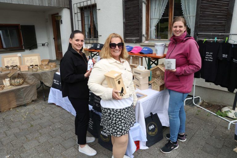 Neuer Reitplatz für den "Saminahof": Nathalie und Sandra mit Katharina Wohlgenannt.