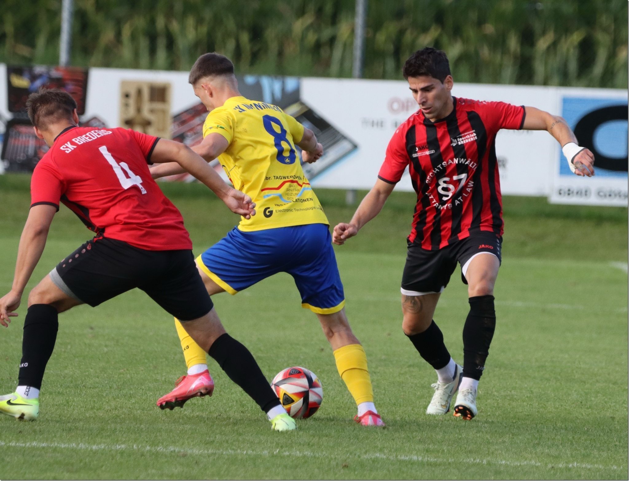Milan Rakic im Zweikampf mit Petro Karalash. 