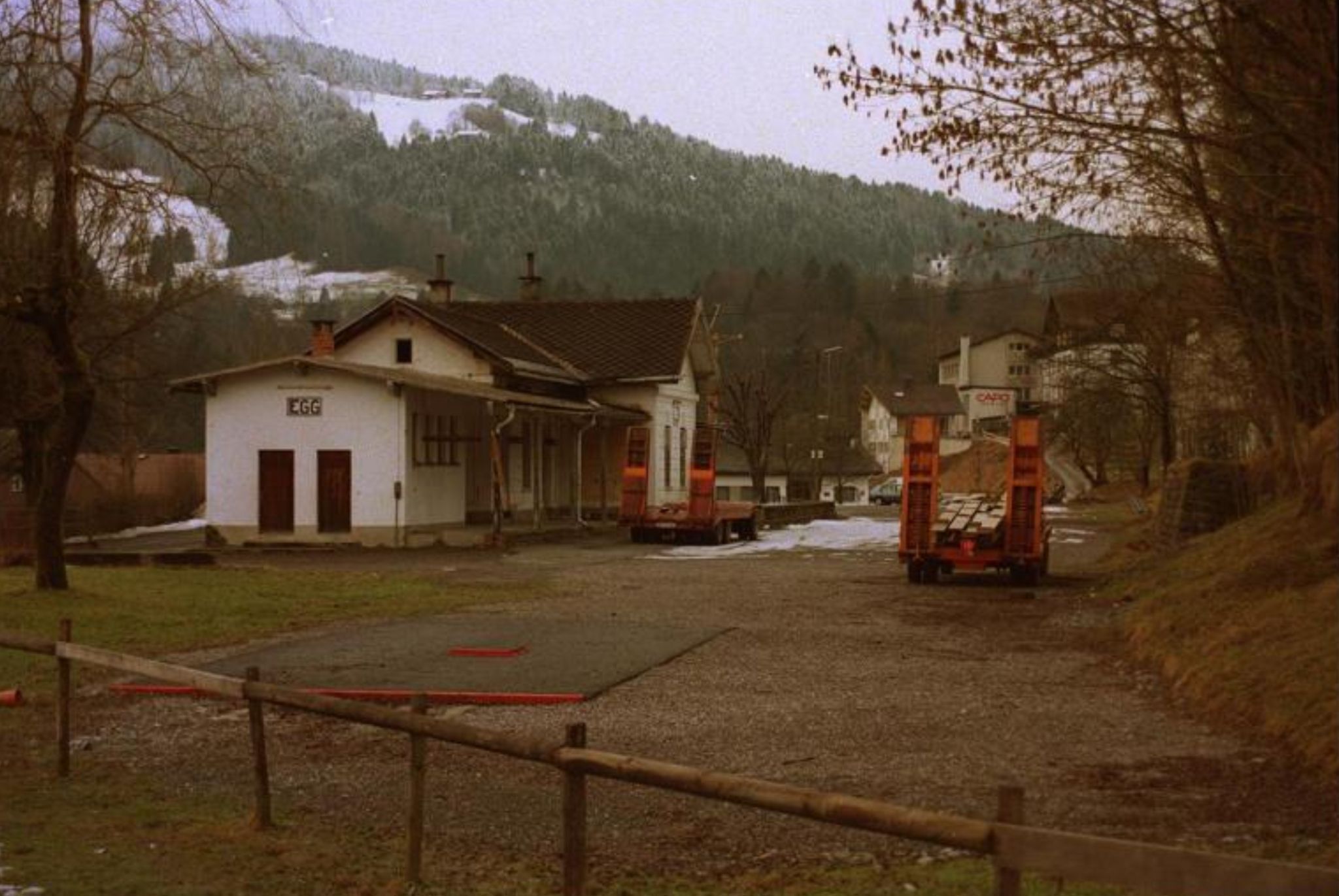 1902 war das Gelände des Egger Bahnhofs Hauptort der Wälderbahn-Eröffnungsfeierlichkeiten. Nach dem Aus für das Bähnle (1980) „verlotterte“ das Areal fast 20 Jahre vor sich hin . . .