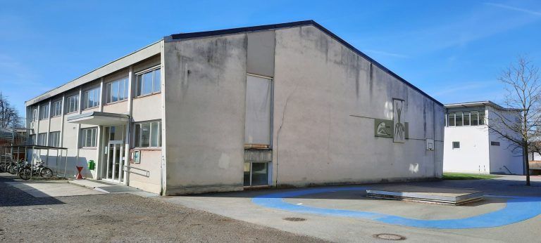 Erste Bauetappe für Schulcampus gestartet: Die desolate Turnhalle wird im Zuge des großen Infrastrukturprojektes gänzlich erneuert. Nach der geplanten Fertigstellung Ende 2027 soll eine Mehrfachnutzung (Stichwort "mobile Tribüne") neue und zeitgemäße Möglichkeiten bieten.