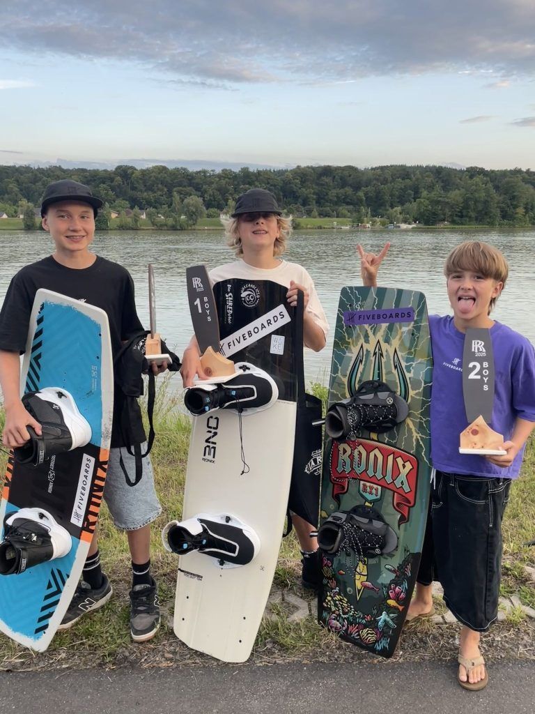 Die Wakeboard-Freunde aus Bildstein: Alle für einen, einer für alle - die drei Freunde motivieren sich gegenseitig.