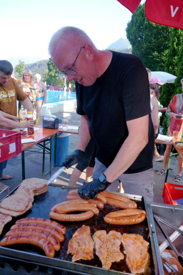 Rauschende Vollmondnacht in der Felse : Marcus vom Kiosk servierte Wurst und Zack-zack frisch vom Grill.