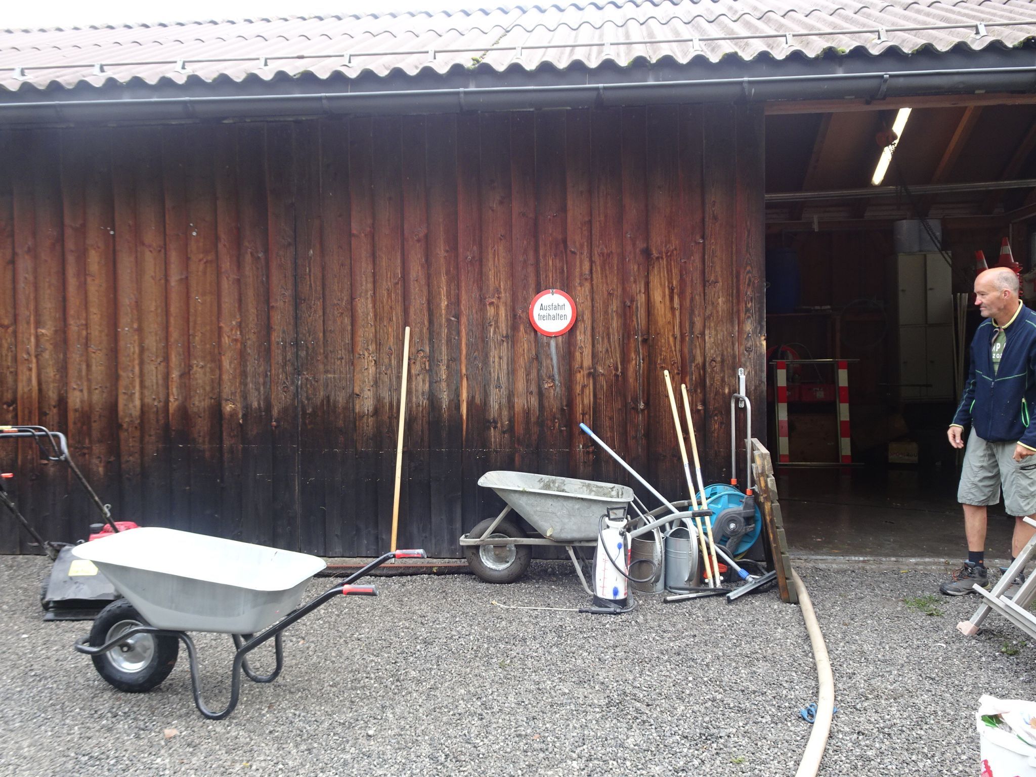 Am Holzschuppen wird deutlich, wie hoch das Wasser wieder stand. 