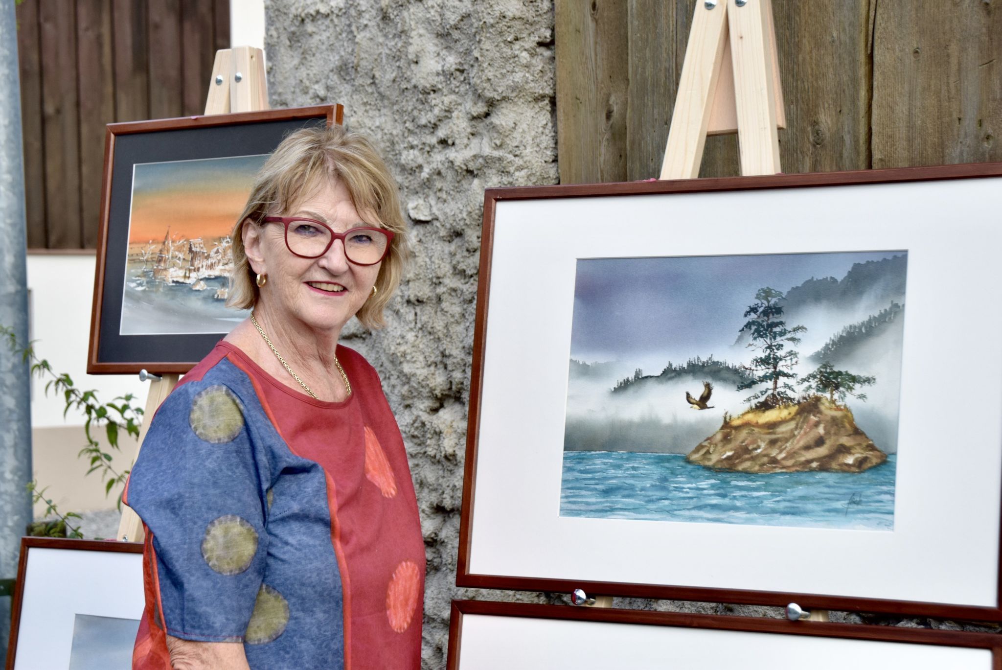 Künstlerin Edith Mahner bewundert ein Kunstwerk von Elmar Frick.