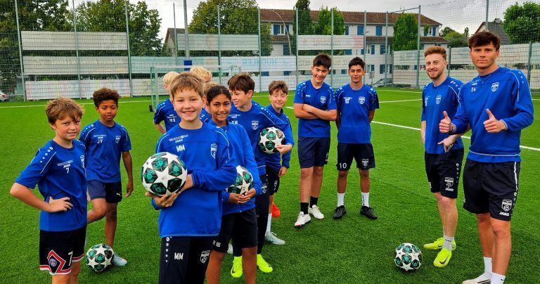 Lochauer Fußballcamp begeisterte viele junge Talente: Auch Patrick Prantl und Nicolas Messmer von der Lochauer Kampfmannschaft schauten im Stadion Hoferfeld vorbei und übernahmen einige spezielle Trainingseinheiten.