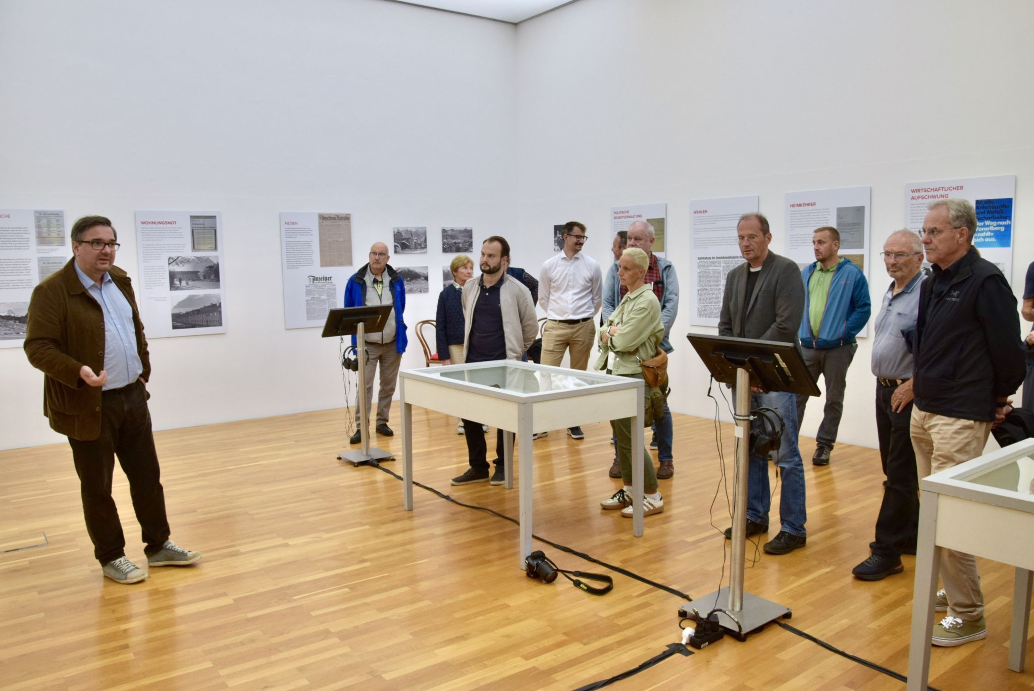 Historiker Christof Thöny bei der Ausstellungseröffnung im Kunstraum Remise.