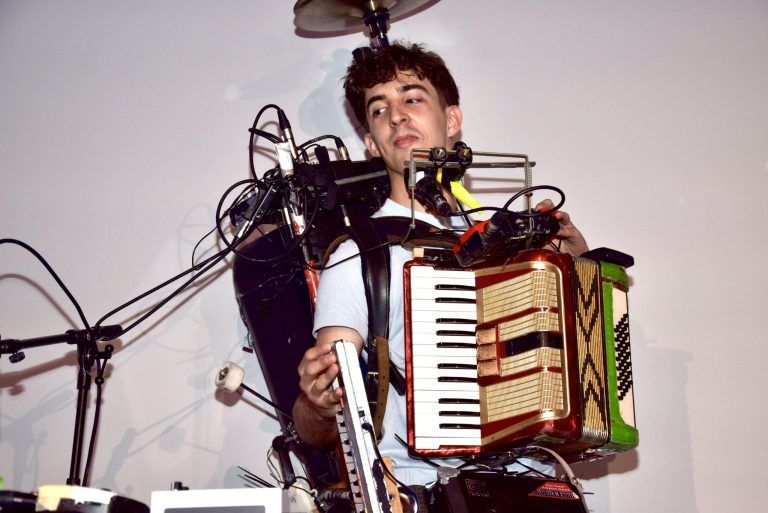 Jubiläums-Alpinale stimmungsvoll eröffnet: Beim Alpinale-Gewinnspiel spielte  Efren Moreno  mit den zwölf Instrumenten an seinem Körper die Filmmelodien, die es zu erraten galt.