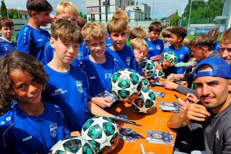 Lochauer Fußballcamp begeisterte viele junge Talente: Aus dem Lochauer Nachwuchs bis in die Kampfmannschaft des SCR Altach: Die Autogramme von Fußballprofi Erkin Yalcin waren da natürlich besonders gefragt.