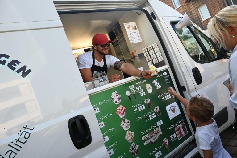 Der Eiswagen ist da: Immer häufiger hört man in Lustenau ein Klingeln in den Straßen. Der Grund dafür ist Robertos Eiswagen, der Eis zu seinen Kunden bringt.