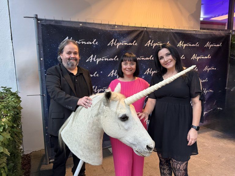 Festivalintendantin Manuela Mylonas (Mitte) mit Kassier Alexander Strolz und Office Managerin Rabekka Rinderer bei der Eröffnung der Alpinale in Bludenz.