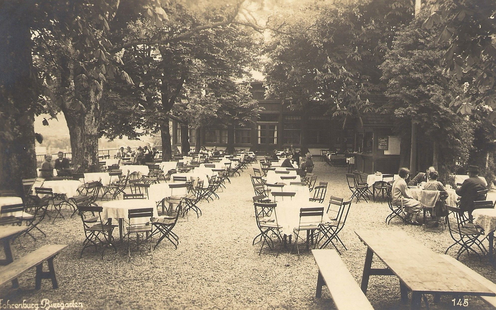 Der auch heute noch stark freqentierte Gastgarten in den 1930er Jahren (Sammlung Schwald)