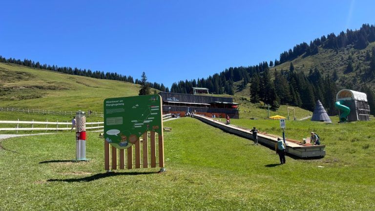 Neues Familienangebot in Laterns soll überzeugen: Der Klangberg ist bewundernswert.