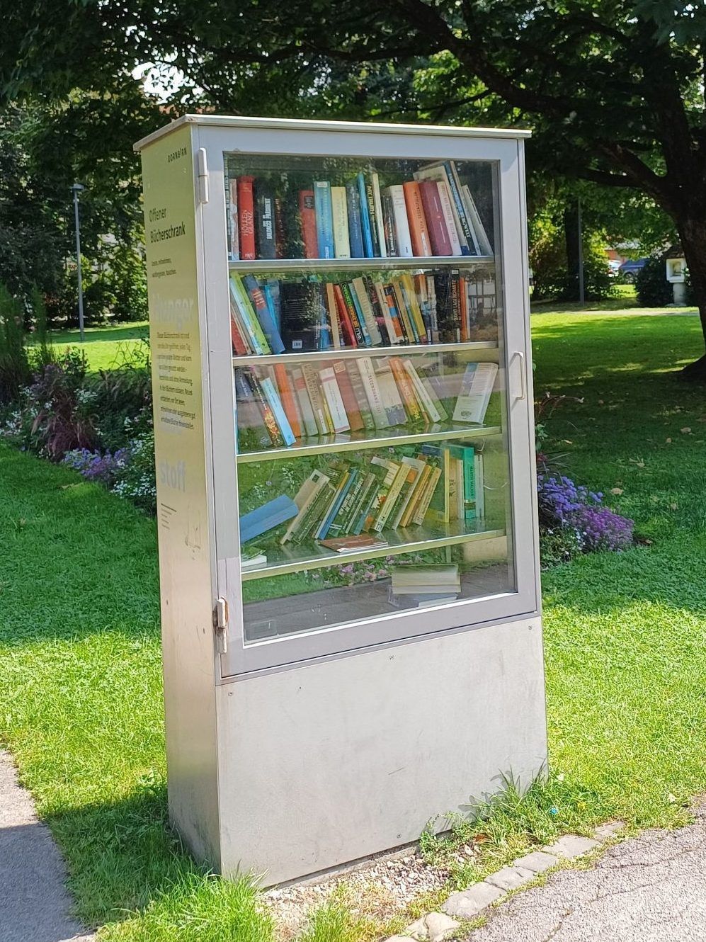 Zum Bücherschrank kommt das Schild mit Recht auf Bildung.