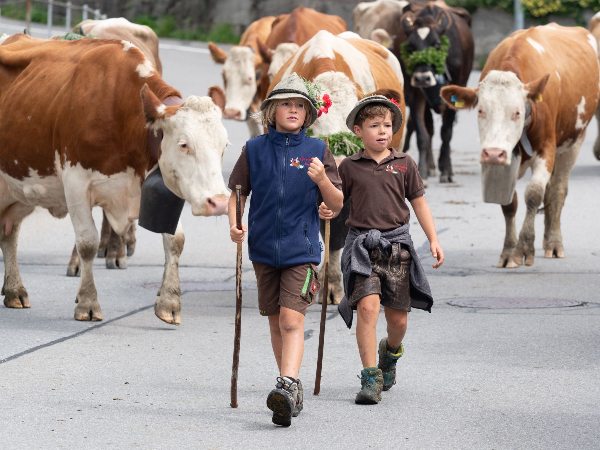 Voller Stolz maschieren die beiden kleinen Helfer mit