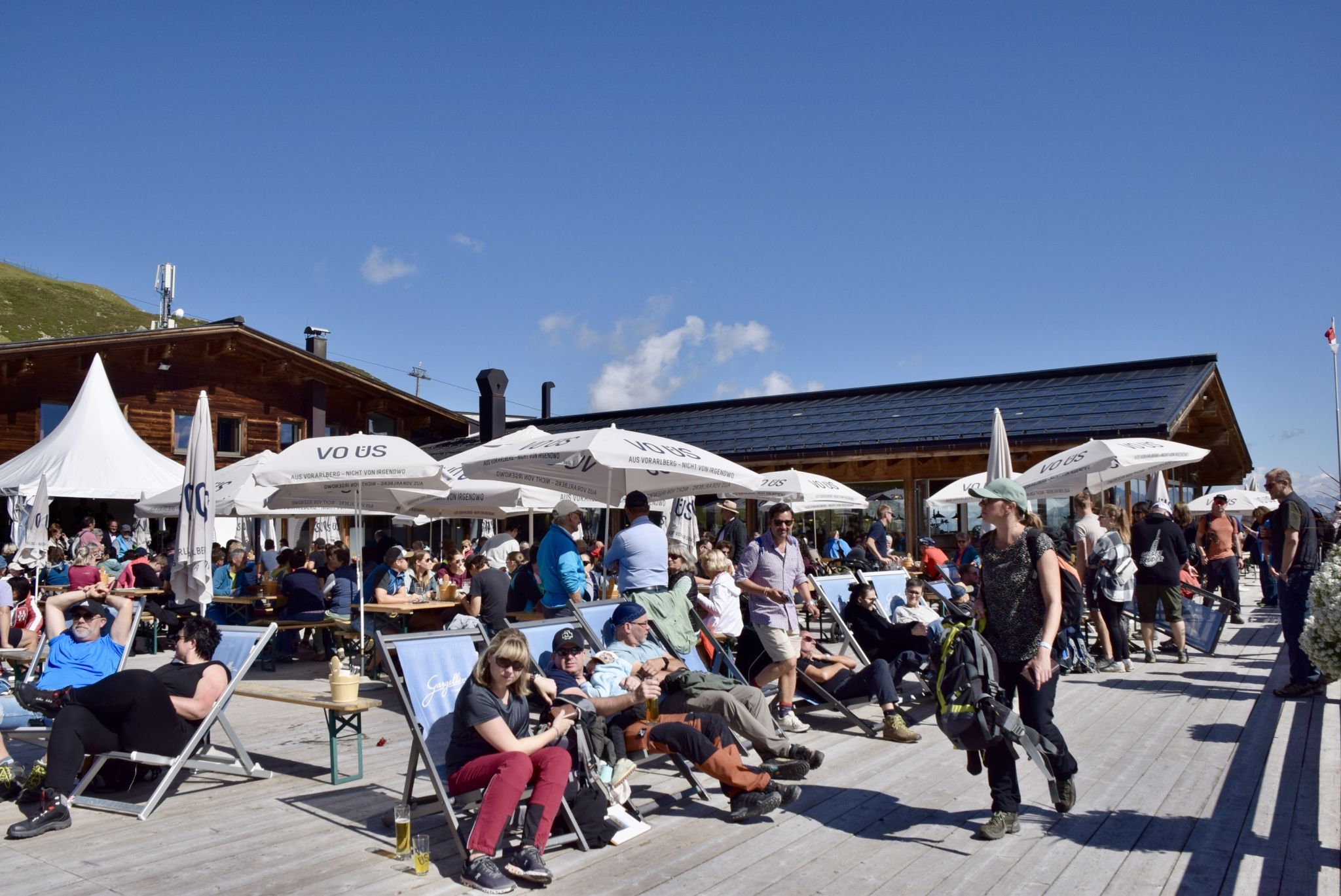 Volle Schafberghüsli-Terrasse beim Montafoner Resonanzen-Programmpunkt Crossover - Auftritt der All Swing Big Band.
