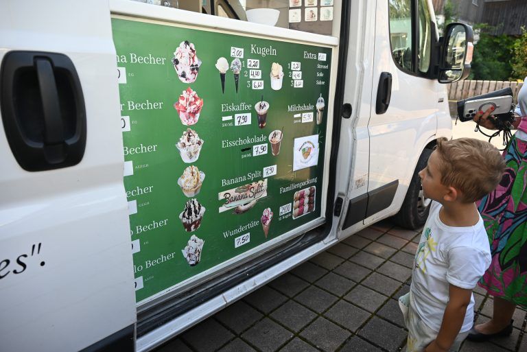 Der Eiswagen ist da: Auf dem Schild sind übersichtlich alles Sorten aufgelistet.
