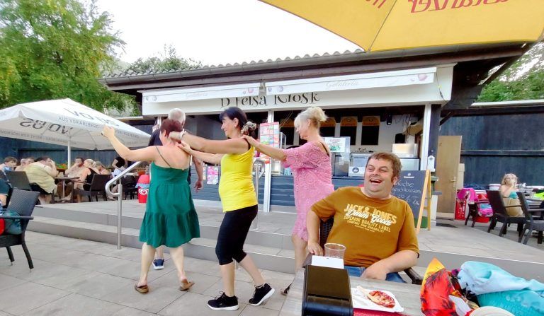 Rauschende Vollmondnacht in der Felse : Polonaise durch die "Felse": Im Freibad brach das Tanzfieber aus.