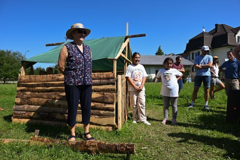 Kinder bauen ihr eigenes Dorf: Die jungen Künstler führten die Gäste von Hütte zu Hütte und erzählten, was es mit diesen Häusern auf sich hat.