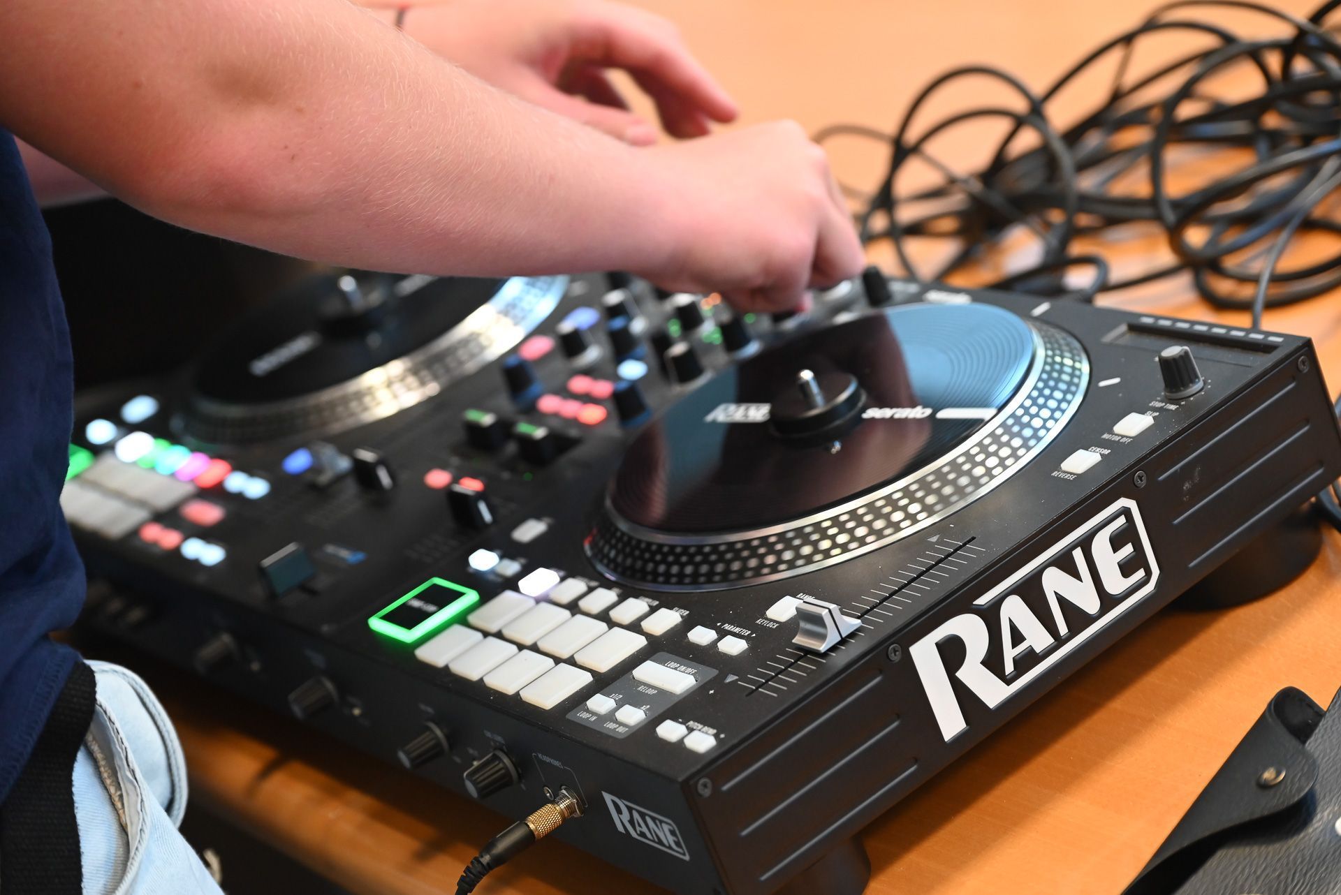 Die Jugendlichen machten erste DJ Erfahrungen am Mischpult.