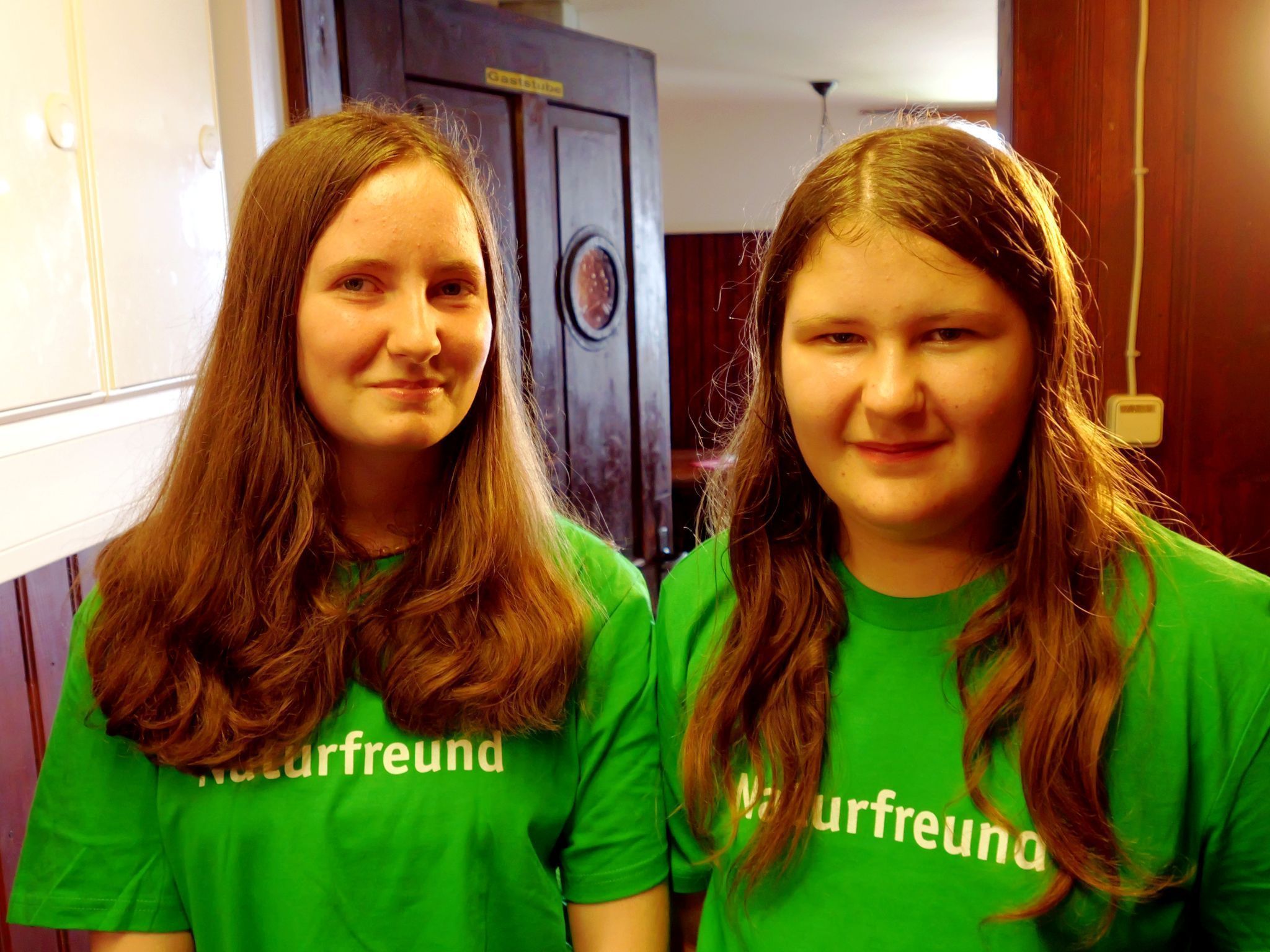 Lena Müller und Lena Paxleitner halfen fleißig auf der Feldkircher Hütte mit.