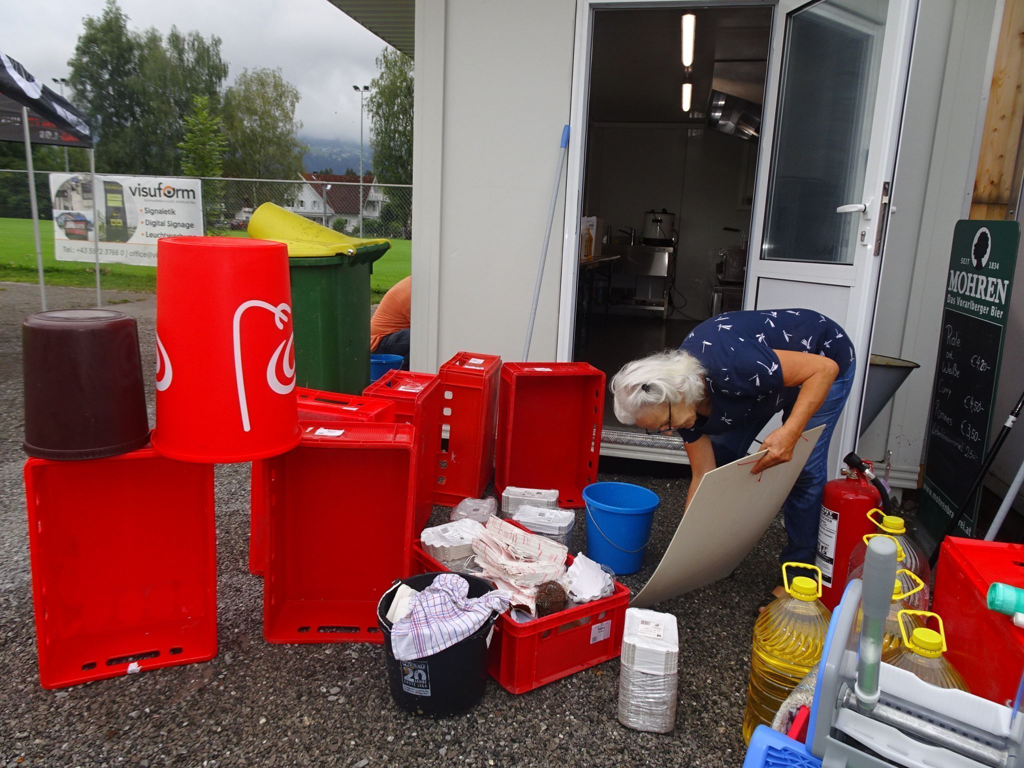 Ingeborg Prascht half beim Trocknen der zahlreichen Utensilien bei der Essensausgabe. 