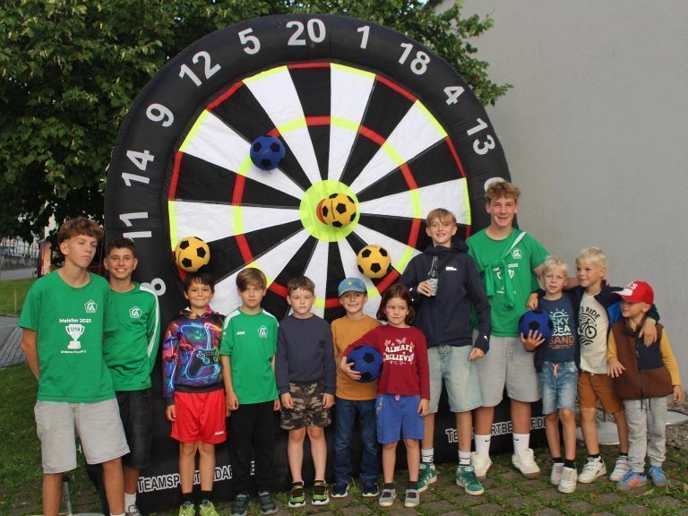 Schottisches Highlight für den Käsklatsch: Der FC Alberschwende war nicht nur gemeinsam mit dem Chor St. Martin für das leibliche Wohl der Gäste verantwortlich, er stellt auch ein neues Spielgerät bereit – eine Mischung von Torwand und Dartscheibe. Die Kids zirkelte unermüdlich die haftenden Bälle auf die Riesenscheibe.