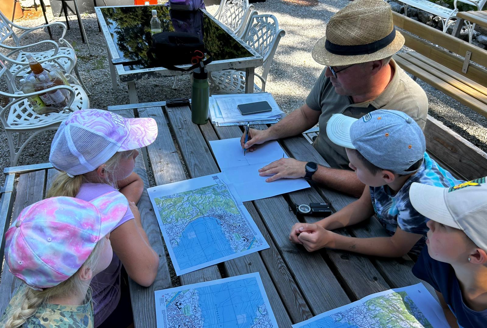 Um die Orientierung mit Karte und Kompass mitten im weglosen Gelände ging es am Tisch mit den Geocachern.