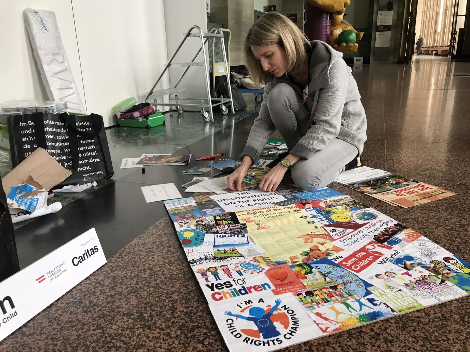 Plakate für die Kinderrechte werden gestaltet.
