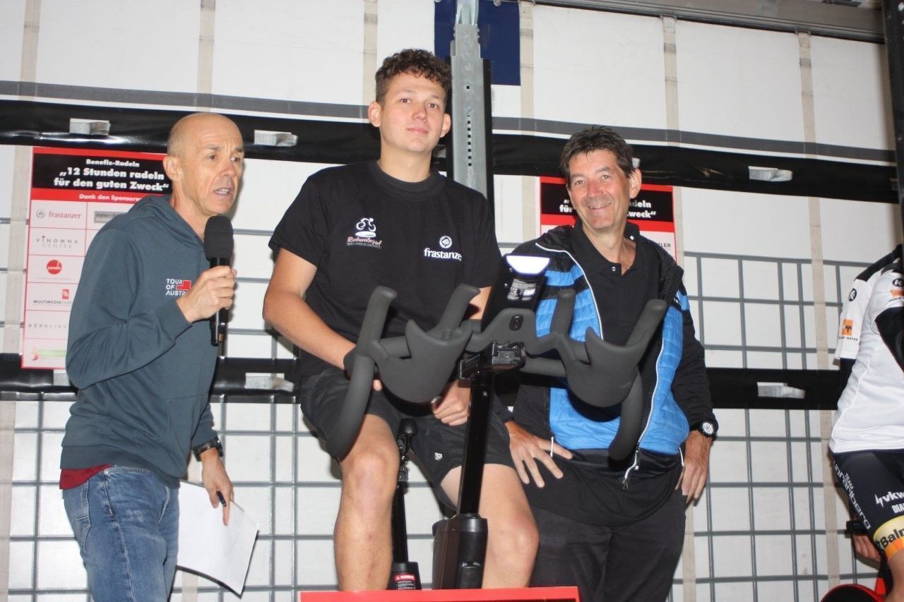 Roland Vith (r.) und Michael Dallinger (l.) erklärten den Ablauf des Benefizradeln.