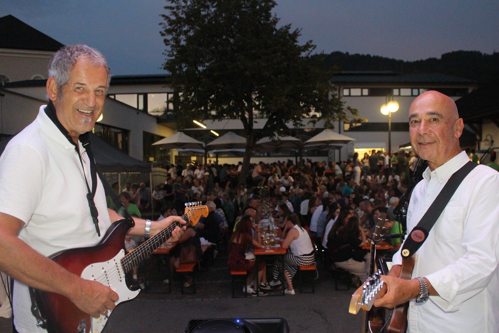 „Heimspiel“ vor vollem Haus für Passione – Franz Pichler (li.) und Gerd Gfrerer, zwei alte Bekannte beim Alberschwender Käsklatsch.