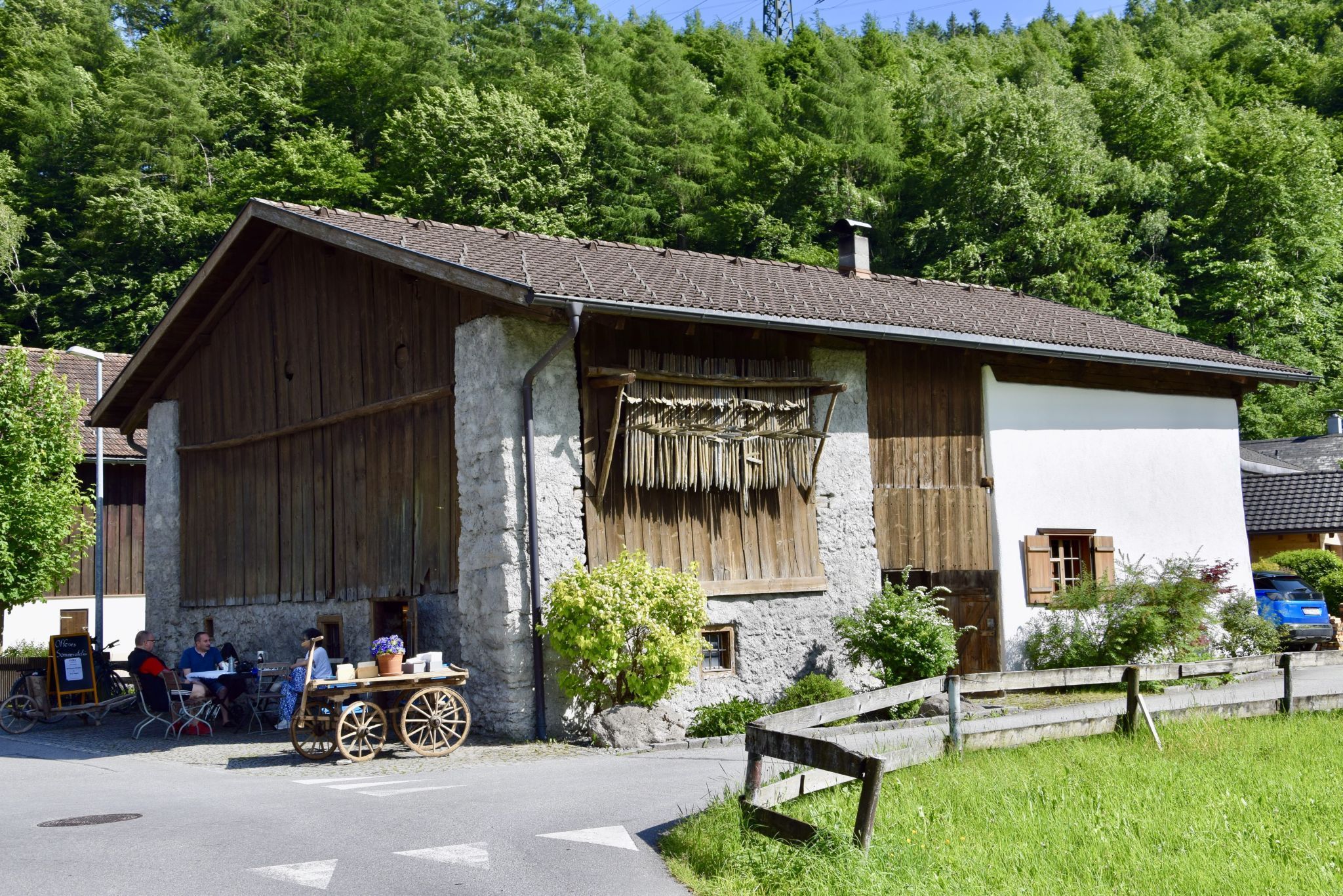 Das Haus Lorüns 10 befindet sich gegenüber des Gemeindeamtes Lorüns, direkt am Radweg.