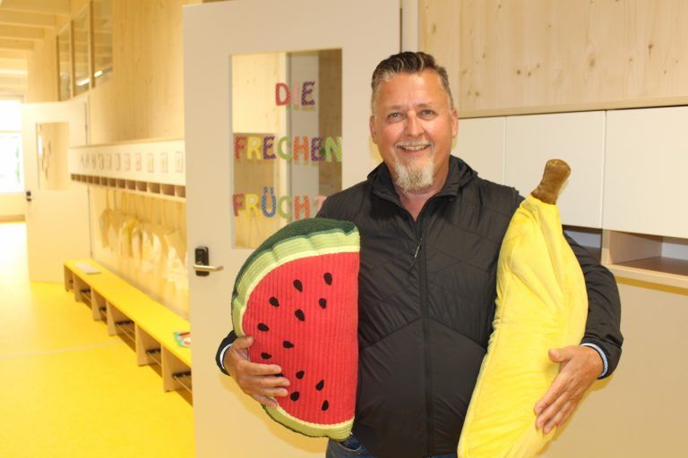Jürgen Roppele räumt gutgelaunt Melonenschnitte und Banane aus Stoff in den Gruppenraum der Frechen Früchte. „Von mir aus könnten die Kinder schon morgen einziehen.“ PETER STRAUSS
