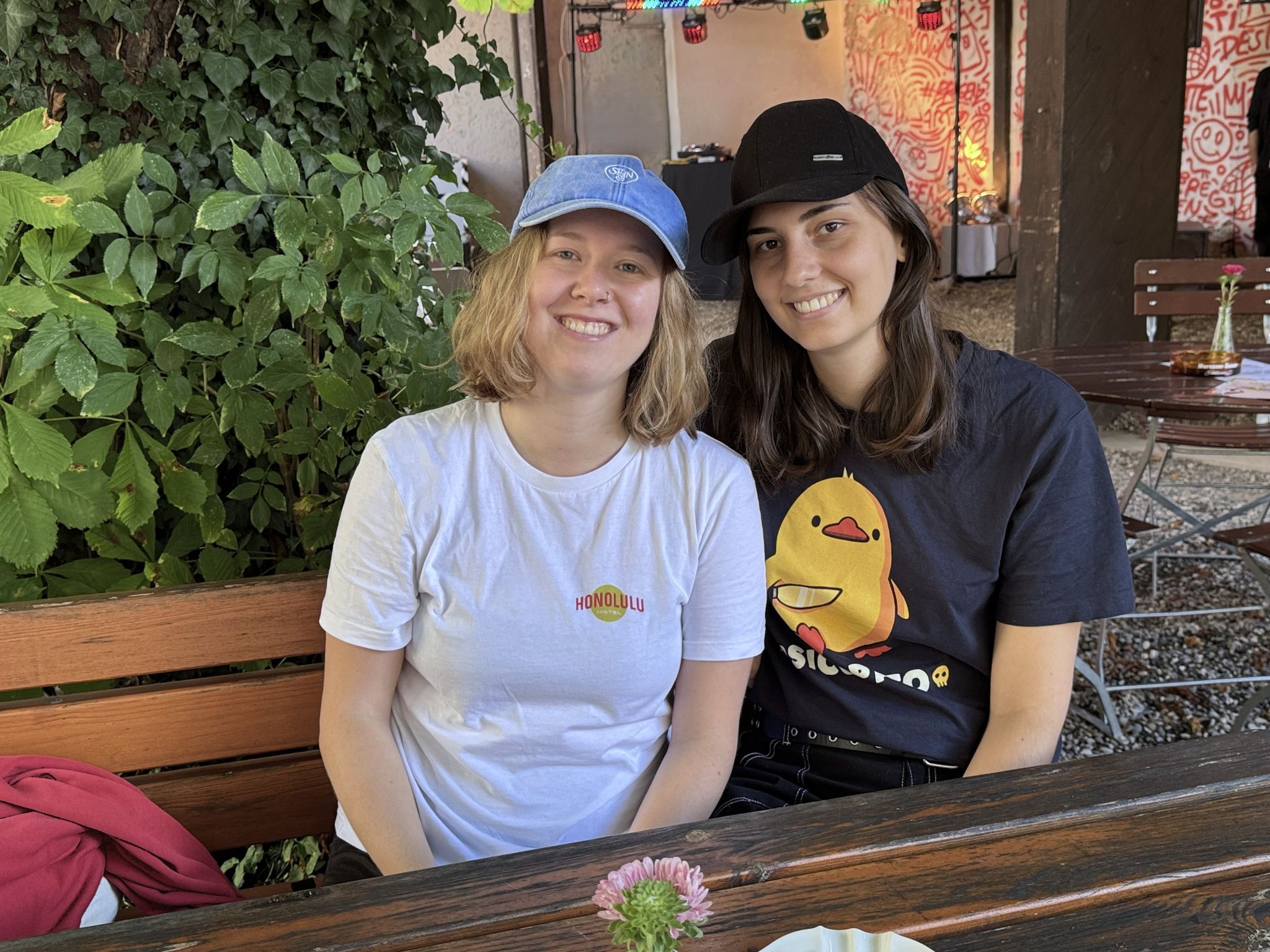 Unter den Gästen: Taina Heeb und Belinda Bampi.
