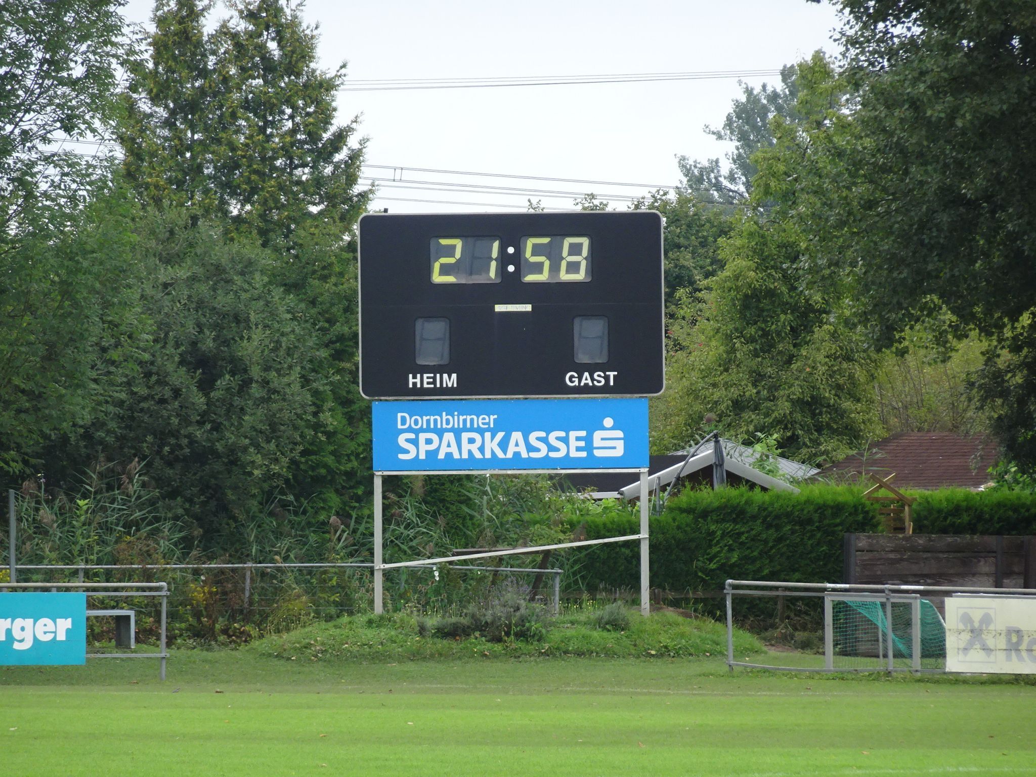 Die Stadionuhr blieb auch bei dieser Katastrophe wieder stehen. 