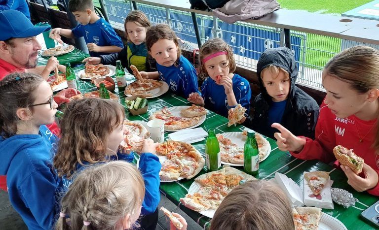 Lochauer Fußballcamp begeisterte viele junge Talente: Tagessponsor Pizzeria Bäumle aus Lochau verwöhnte die jungen Kids am ersten Tag beim gemeinsamen Mittagessen mit leckerer Pizza.
