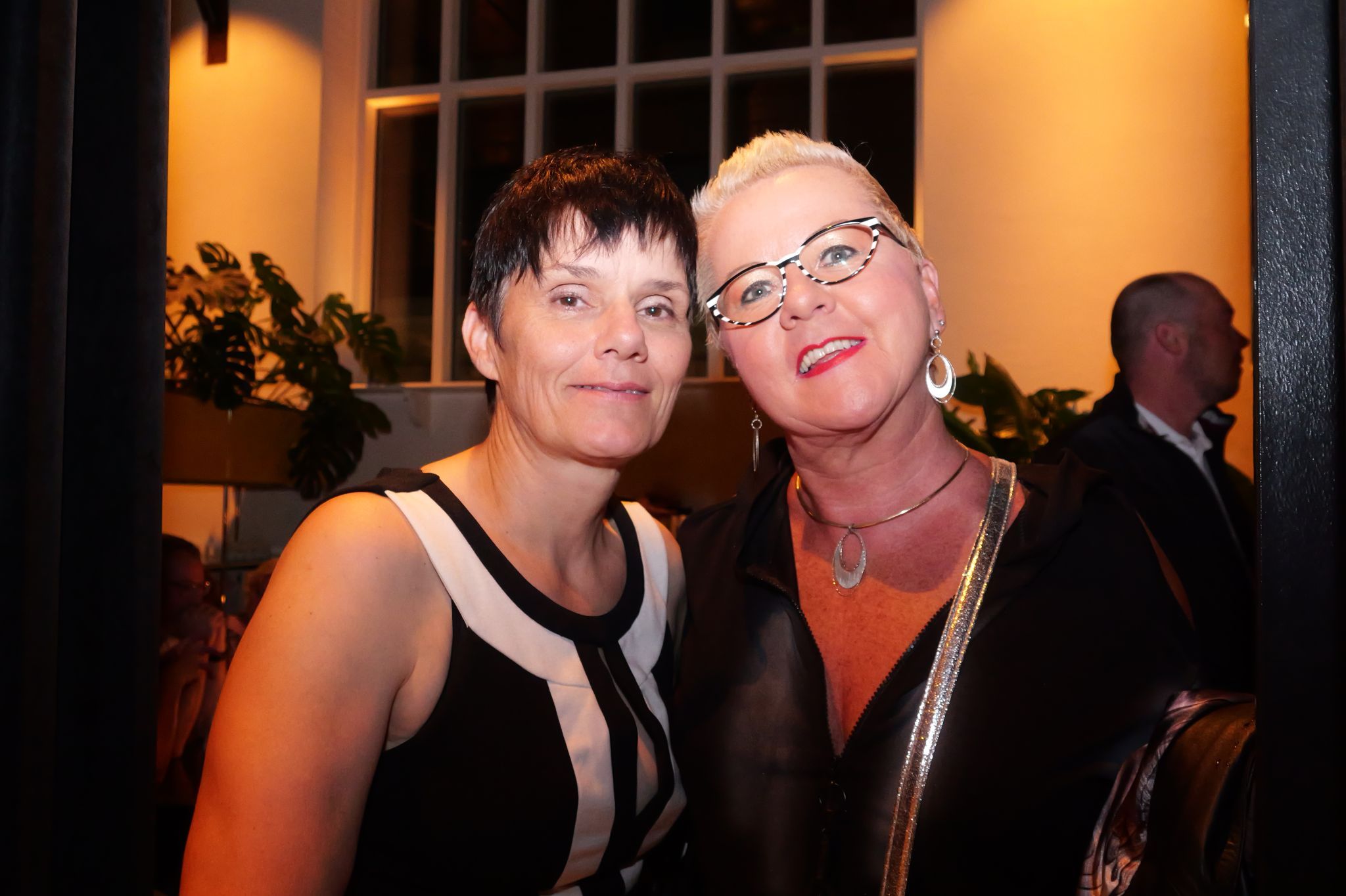 Gisingens Ortsvorsteherin Judith Heeb mit Mona Rohrer.
